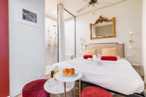- une chambre avec un lit et une table avec un bol de fruits dans l'établissement Charmant studio a Paris 15 a proximite Tour Eiffel - FLAT-GUEST, à Paris