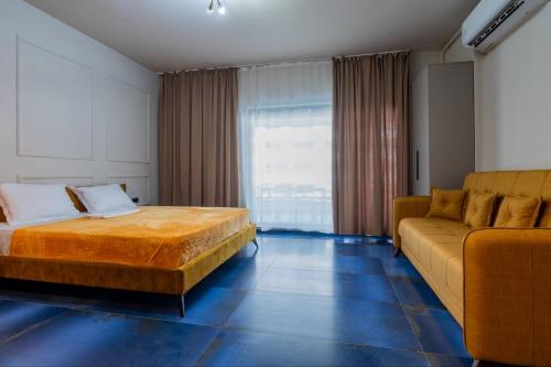 a hotel room with a bed and a couch at De Silva Apartament1 in Mamaia