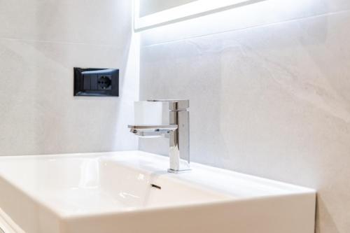 Kingdom Family Apartment's Durres Centerにあるテレビまたはエンターテインメントセンター