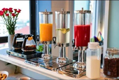 een toonbank met drie verschillende soorten drankverpakkingen bij Skyline Hanoi Hotel in Hanoi