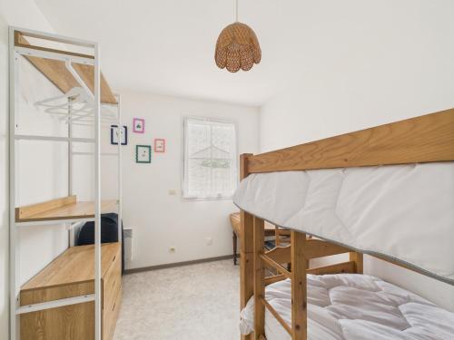 a dorm room with a bunk bed and a desk at Jardin et véranda - Maison 4 adultes 2 enfants in Saint-Hilaire-de-Riez
