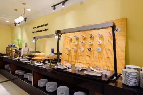 um buffet com pratos e produtos de pastelaria num restaurante em Centara Anda Dhevi Resort & Spa Krabi em Praia de Ao Nang