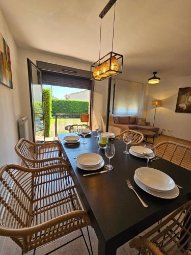 a dining room with a table with chairs and a dining room at Casa Entre Viñas, jardin privado con piscina comunitaria in Uruñuela