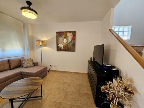 Et tv og/eller underholdning på Casa Entre Viñas, jardin privado con piscina comunitaria