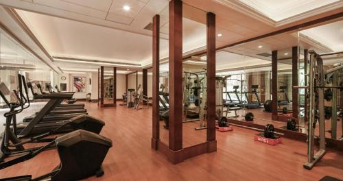 Qingdao Star River Hotelにあるフィットネスセンターまたはフィットネス設備