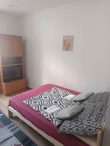 a bedroom with a bed with purple sheets and pillows at Rafaelo Władycze 17/4 in Przemyśl