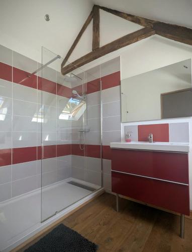 Bilik mandi di Les Ecuries is a modern renovated barn