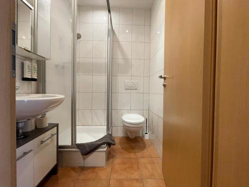 un bagno con doccia, WC e lavandino di M-Studios in Stuttgart Zentrum a Stoccarda