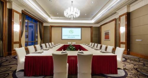 Qingdao Star River Hotelにあるビジネスエリアまたは会議室