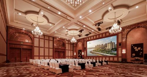 青島市にあるQingdao Star River Hotelの会議室(椅子、大画面スクリーン付)