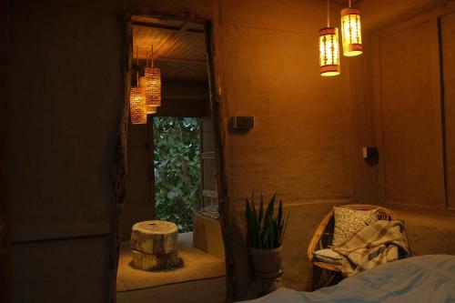 Ένα ή περισσότερα κρεβάτια σε δωμάτιο στο The Art Of Slow living- An Earth Home