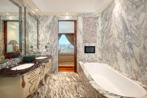 Bilik mandi di The Reverie Saigon