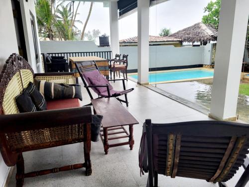 Kolam renang di atau dekat dengan Strandvilla Kandu Haus Yang bei Hikka