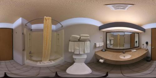 Vannituba majutusasutuses Coratel Inn and Suites By Jasper Eagan ST Paul Airport & Mall of America