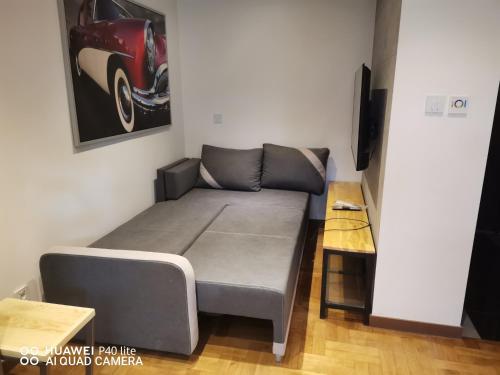 a small room with a couch and a table at Niesamowita nowoczensa kawalerka in Otwock