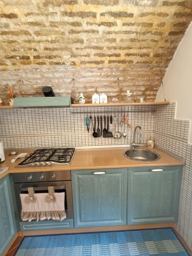 a kitchen with a stove and a sink at Il nido del Poeta in Recanati
