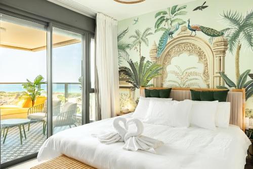 Cama o camas de una habitación en Achziv Stylish Beach Haven by Sea N' Rent