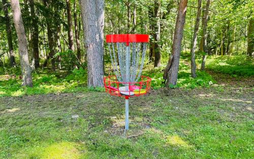 a frisbee golf basket in the middle of a forest at Vormsi Suvila in Hullo
