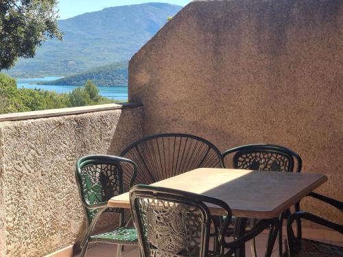 a table and chairs on a balcony with a view at appartement confortable in Sainte-Croix-de-Verdon