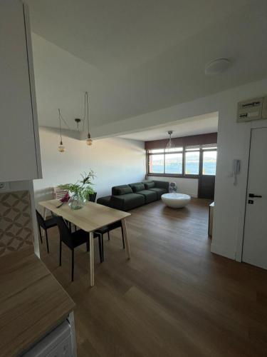 a living room with a couch and a table at Playa centro Sada 4 dormitorios in Sada