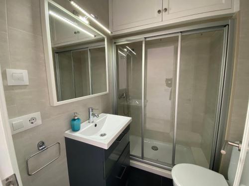 een badkamer met een wastafel en een douche bij C-4 by SOM Menorca in Son Parc