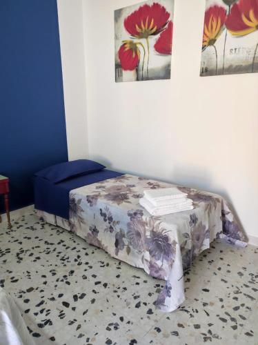 a bedroom with a bed and a painting on the wall at Gli Amici di Filippo in Agira