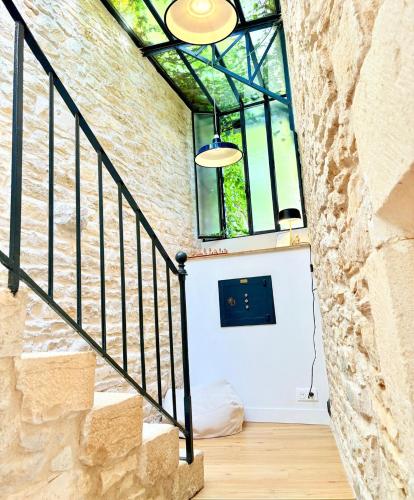 Cette chambre est dotée d'un escalier et d'une fenêtre. dans l'établissement Maison nichée au coeur des vignes proche de Givry, à Givry