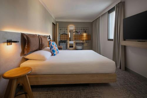 Ein Bett oder Betten in einem Zimmer der Unterkunft Moxy Nice