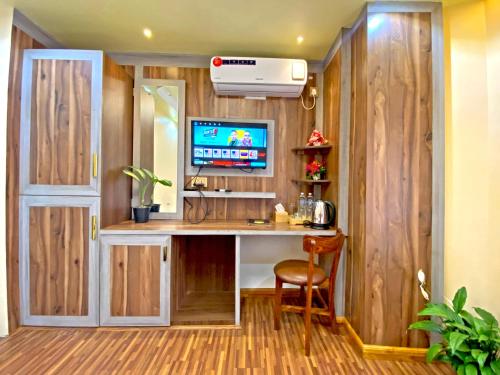 Hotel Five Season Innにあるテレビまたはエンターテインメントセンター