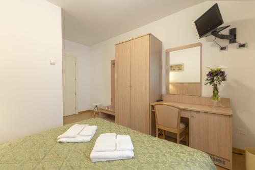 a bedroom with a bed with a desk and a mirror at Le Stanze Di Guitto in Montelupo Fiorentino