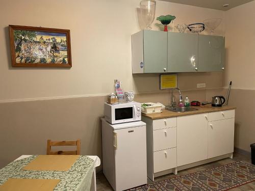 a kitchen with a microwave on top of a counter at Le Stanze Di Guitto in Montelupo Fiorentino