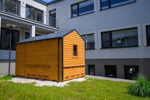 a small wooden building in front of a building at Słoneczne Wzgórze in Tarnów