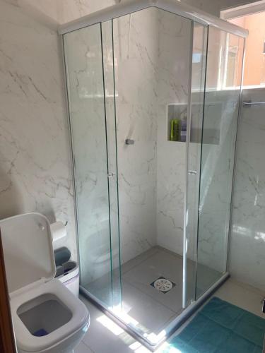a bathroom with a shower and a toilet at Kingdom Of Eagles Bedroom in Londrina