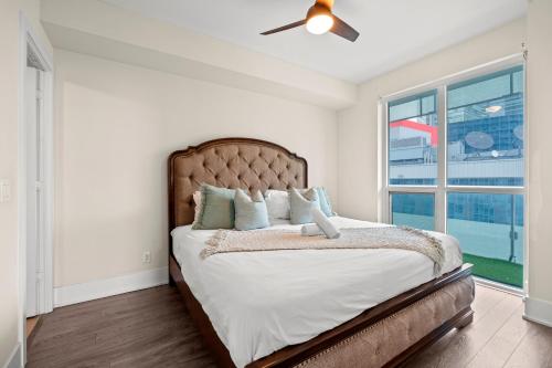 Postel nebo postele na pokoji v ubytování Luxury 2 Bedroom CN Tower View