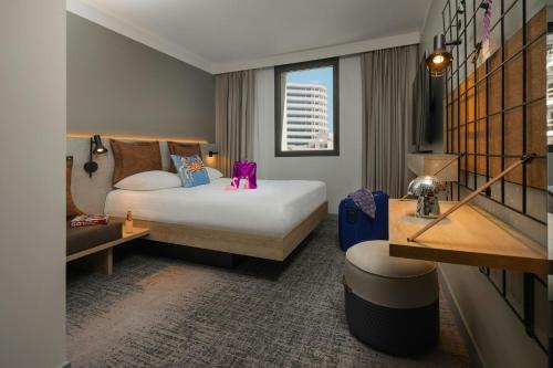 Ein Bett oder Betten in einem Zimmer der Unterkunft Moxy Nice