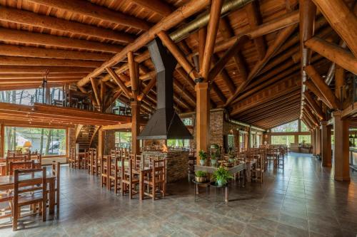 Archa hotelにあるレストランまたは飲食店