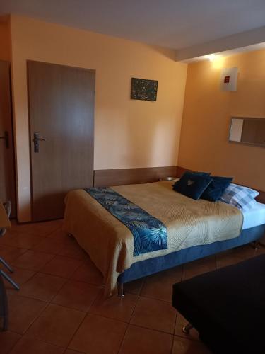 Postel nebo postele na pokoji v ubytování Vanilla Pokoje i Apartamenty Nad Brzegiem Jeziora