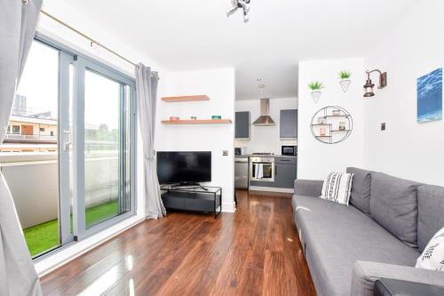 Una sala de estar con un sofá y una ventana grande. en Big Ben 2 Bed, en Londres