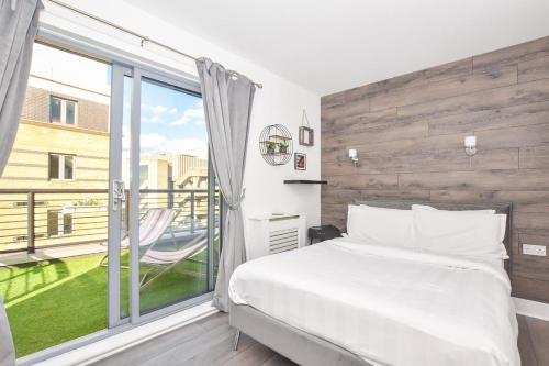 Un dormitorio con una cama blanca y una ventana grande. en Big Ben 2 Bed, en Londres