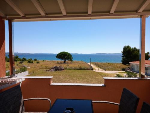 Gallery image of Sea view apartment with balcony in Nin