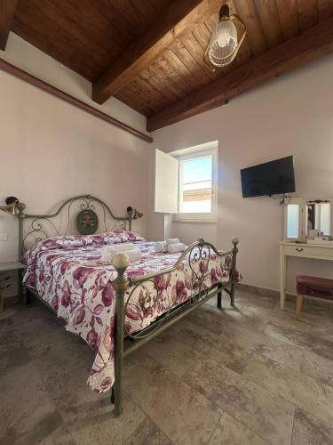 a bedroom with a bed and a tv in a room at DeD Palace Tivoli in Tivoli