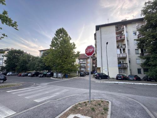 Το κτήριο όπου στεγάζεται  το διαμέρισμα