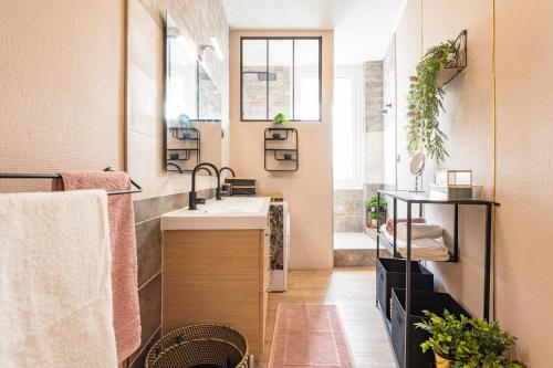 a bathroom with a sink and a mirror at Le Louis XV Halte à Reims centre in Reims