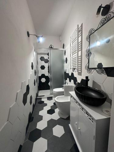 a bathroom with a black and white checkered floor at DeD Palace Tivoli in Tivoli