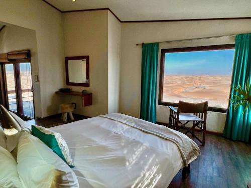 Ένα ή περισσότερα κρεβάτια σε δωμάτιο στο Desert Breeze Lodge