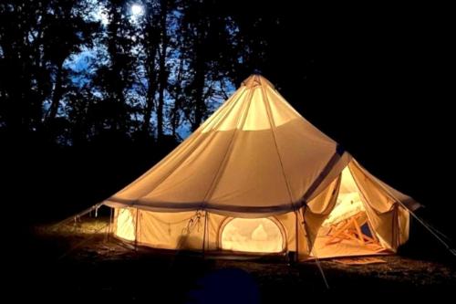 Foto sihtkohas Bunker asuva majutusasutuse Radiant Stargazing Bell Tent Oasis Near Sinking Creek, Missouri galeriist