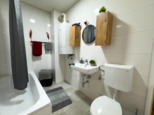 Ένα μπάνιο στο Serviceroom24 - Apartment 6 in Recklinghausen Hoch WLAN - Smart-TV - 24-7 Check-in und Küche