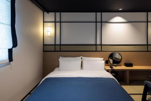 a hotel room with a bed and a desk at Mitasuya Ryokan Hotel by Aank Cheonan in Cheonan