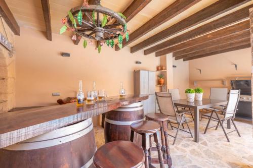 a tasting room with a bar and a table and chairs at Ca's Mercader -Algaida- in Algaida
