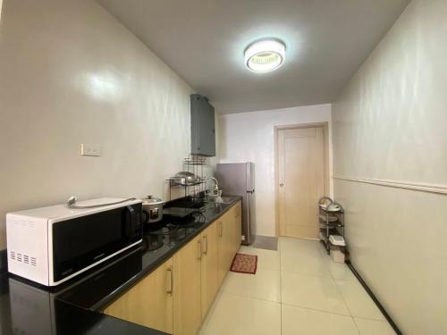 Η κουζίνα ή μικρή κουζίνα στο SMDC Good Stays - Wind Residences 3 Bedroom
